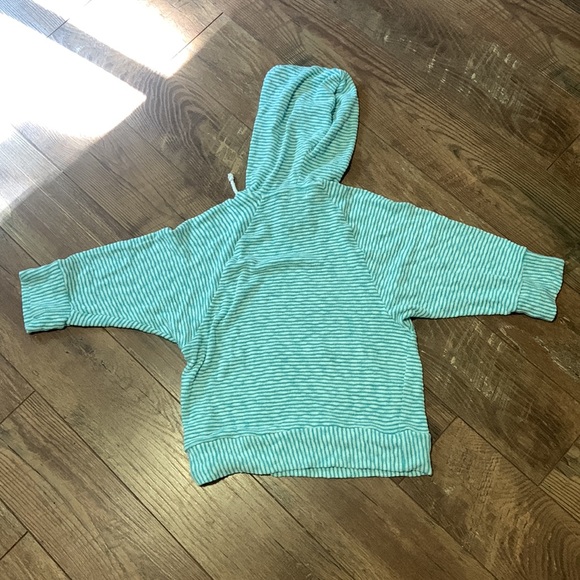 Volcum cropped light weight pull over with hood and pockets - Picture 4 of 4